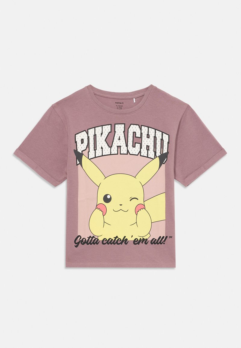 Violetinis trumpa rankovė t-shirt su Pikachu, kuris mirkteli, ir užrašais "PIKACHU" bei "Gotta catch 'em all!" priekyje.