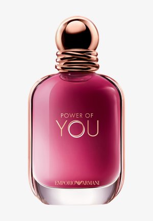 Glänzende, abgerundete rechteckige Parfümflasche mit tiefrosa Flüssigkeit, roségoldenem Verschluss und den Aufschriften "Power of You" und "Emporio Armani" auf der Vorderseite.