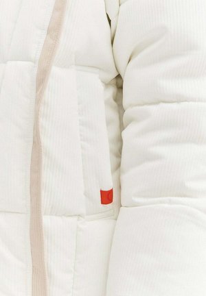 Bia�ła kurtka puchowa z pionowymi przeszyciami, posiadająca beżowy zamek błyskawiczny i małą czerwoną metkę z logo na kieszeni. Miękki, teksturowany materiał.