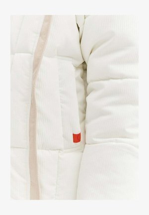 Biała kurtka puchowa z pionowymi przeszyciami, posiadająca beżowy zamek błyskawiczny i małą czerwoną metkę z logo na kieszeni. Miękki, teksturowany materiał.