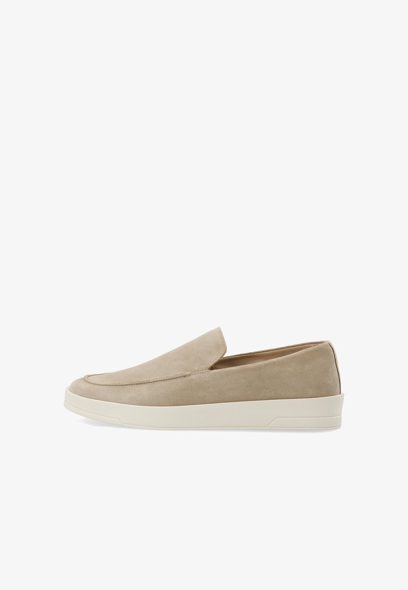Scarpe slip-on in suede beige con punta tondeggiante e cuciture minime, dotate di suola in gomma bianca e texture liscia.