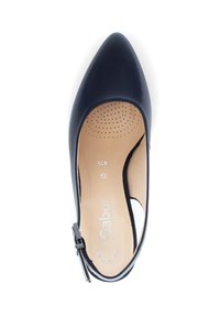 Zapato de tacón de punta afilada en azul marino con diseño de tira trasera, material superior suave, plantilla perforada y correa ajustable en el tobillo para un mejor ajuste.