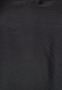 Zwarte stof met een subtiele diagonale twillweefstructuur en een lichte stikselafwerking dicht bij de bovenrand.