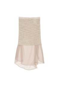 Conjunto de dos piezas en color beige que presenta una parte superior texturada y fruncida, y una parte inferior de gasa fluida y transparente que cae con un dobladillo asimétrico.