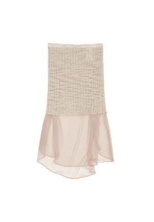 Jupe deux pièces beige avec un haut smocké texturé et une partie inférieure en chiffon transparent fluide qui tombe avec un ourlet asymétrique.