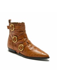 Stivale alla caviglia in pelle marrone con motivo testurizzato a pelle di serpente, punta appuntita, tre anelli dorati come cinturini e tacco basso nero.