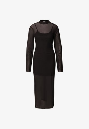 Sort langærmet kjole med gennemsigtigt lag, tætsiddende overdel, høj halsudskæring og en flydende silhuet. Elegant og minimalistisk design.