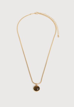 Collier chaîne en or avec fermoir réglable et pendentif en pierre ronde marron serti dans un cadre doré sur fond blanc.