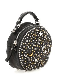 Borsa rotonda in pelle nera con decorazioni in argento e oro tra cui stelle, lune e borchie circolari. Dotata di manico superiore e chiusura con zip.