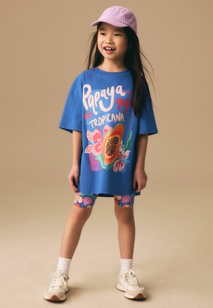 Next, REGULAR FIT - T-SHIRT AND CYCLING SHORTS SET  . - Retuusid - püksid - blue papaya