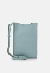 Borsa crossbody in pelle texturizzata di colore azzurro chiaro, con tracolla regolabile, apertura superiore leggermente aperta e nome del marchio discreto sul fronte.