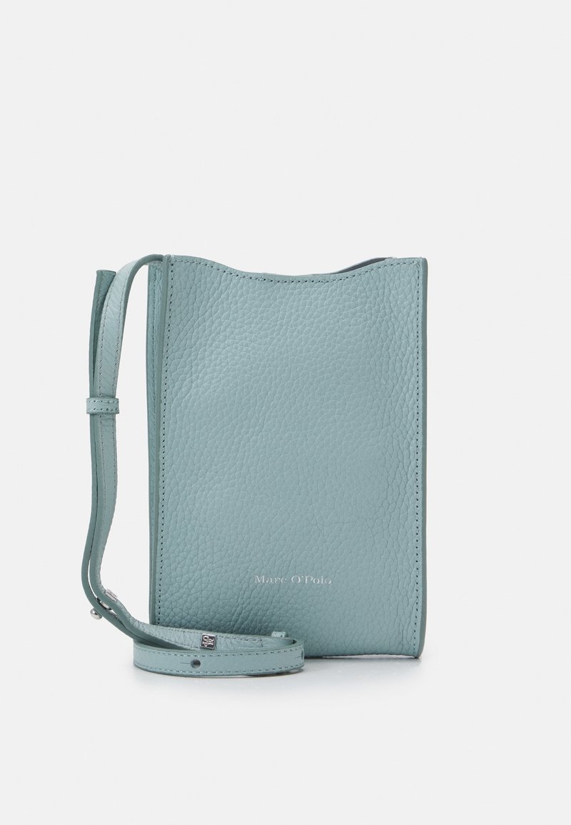 Borsa crossbody in pelle texturizzata di colore azzurro chiaro, con tracolla regolabile, apertura superiore leggermente aperta e nome del marchio discreto sul fronte.