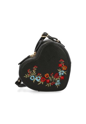 Schwarze Lederhandtasche in Herzform mit floraler Stickerei in Rot, Blau und Grün. Verfügt über einen Reißverschluss und einen verstellbaren Schulterriemen. Akzente aus goldfarbenem Metall.