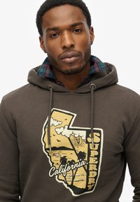 Superdry & Co VINTAGE TRAVEL - Jersey con capucha - bison black