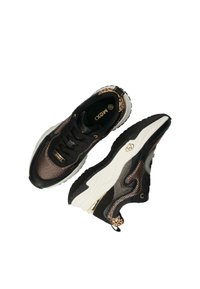 Baskets noires et dorées en matériaux mesh et cuir ; dotées d'accents en imprimé léopard, de semelles épaisses et d'un design de lacets proéminent.