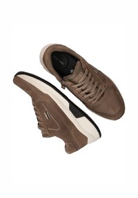 Sneaker in camoscio marrone con finitura testurizzata, design con lacci, suola intermedia bianca e suola esterna in gomma nera. Logo del marchio sul lato.