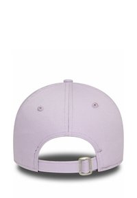 Gorra de tela lavanda con una corona redondeada y correa ajustable en la parte posterior. Cuenta con ojales de ventilación y una textura suave.