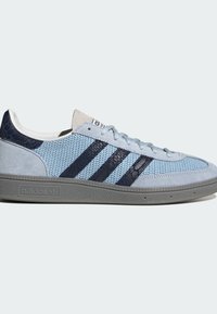 Baskets Adidas bleu clair avec trois bandes bleu marine, semelle grise, textures en daim et mesh, design bas et fermeture à lacets.