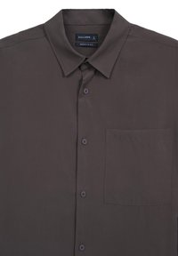 Camicia da uomo grigia scura con colletto a punta e taschino sul petto, etichettata Calliope, taglia grande, vestibilità regolare.