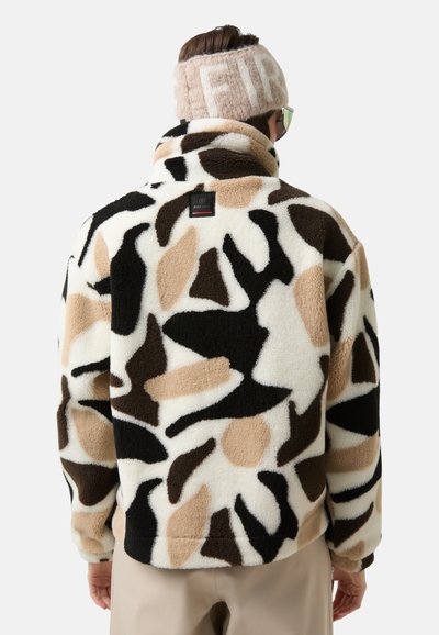 Fleecejack met een abstract patroon in zwart, bruin en beige. Hoge kraag, ritssluiting en logopatch op de achterkant; zachte, gestructureerde afwerking.