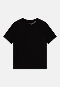 T-shirt en coton noir avec un col rond classique et des manches courtes. Présente un logo subtil en blanc sur le col. Design simple, sans motifs.