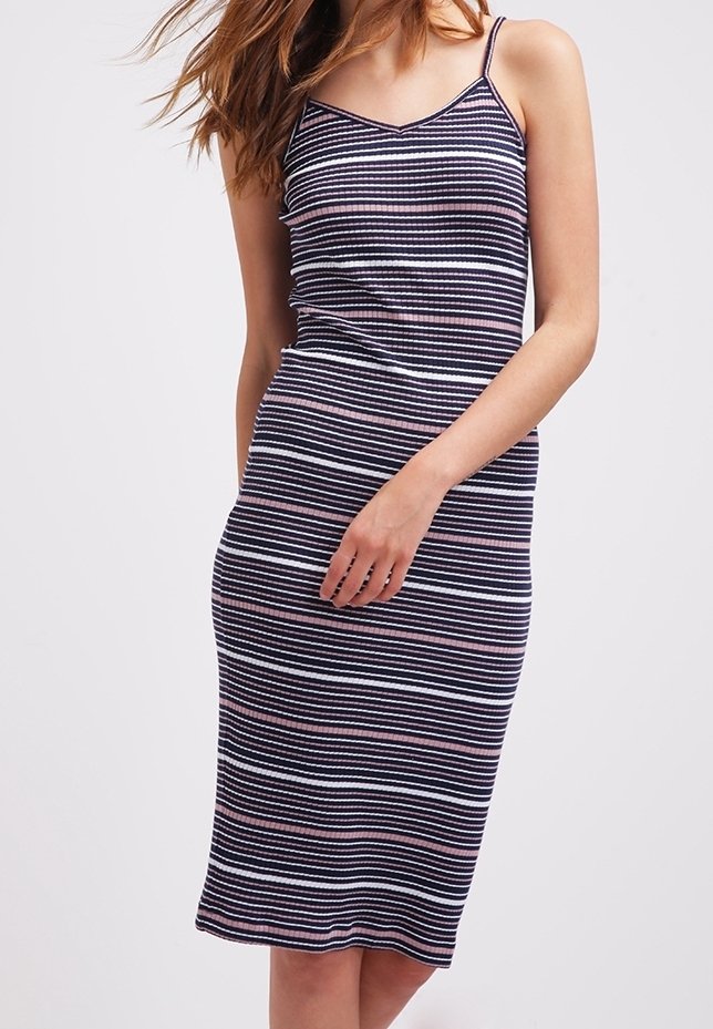 Robe sans manches rayée avec des lignes horizontales bleu marine, blanches et roses, coupe ajustée, tissu doux et ourlet à hauteur de genou.