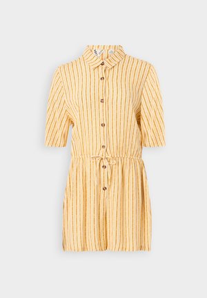 Vestido amarelo de manga curta com riscas brancas verticais, colarinho, botão à frente e cintura ajustada com cordão. Tecido suave com uma textura subtil.