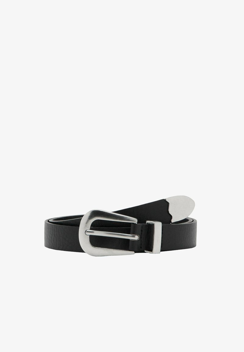 Ceinture en cuir noir avec une boucle en métal argenté et un bout arrondi, enroulée soigneusement sur un fond blanc uni.