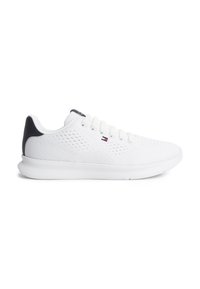 Basket en maille blanche avec lacets blancs, perforations respirantes, languette de talon noire et petit logo rouge, blanc et bleu sur le côté.