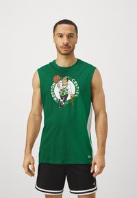 Πράσινη αμάνικη φανέλα μπάσκετ με λογότυπο της Boston Celtics. Εξαιρετική από βαμβάκι με λεία υφή και στρογγυλή λαιμόκοψη. Ορατές μαύρες βερμούδες.