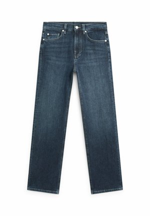 Jeans denim blu scuro a gamba dritta con tasche frontali, passanti per cintura e chiusura con bottone su sfondo bianco.
