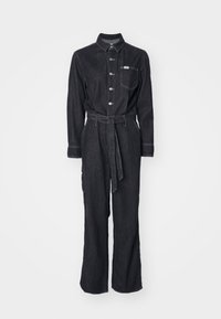 Jumpsuit de mezclilla gris oscuro con mangas largas, botones frontales, cinturón en la cintura, bolsillo en el pecho y pantalones de pierna ancha sobre un fondo blanco liso.