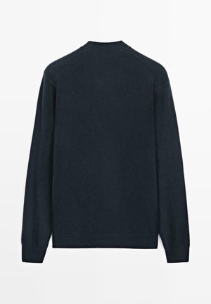 Maglione a maglia di colore blu navy con scollatura rotonda, maniche raglan e polsini a coste. Texture liscia, senza motivi o decorazioni visibili.