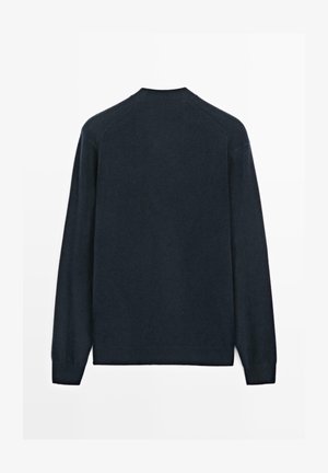 Maglione a maglia di colore blu navy con scollatura rotonda, maniche raglan e polsini a coste. Texture liscia, senza motivi o decorazioni visibili.