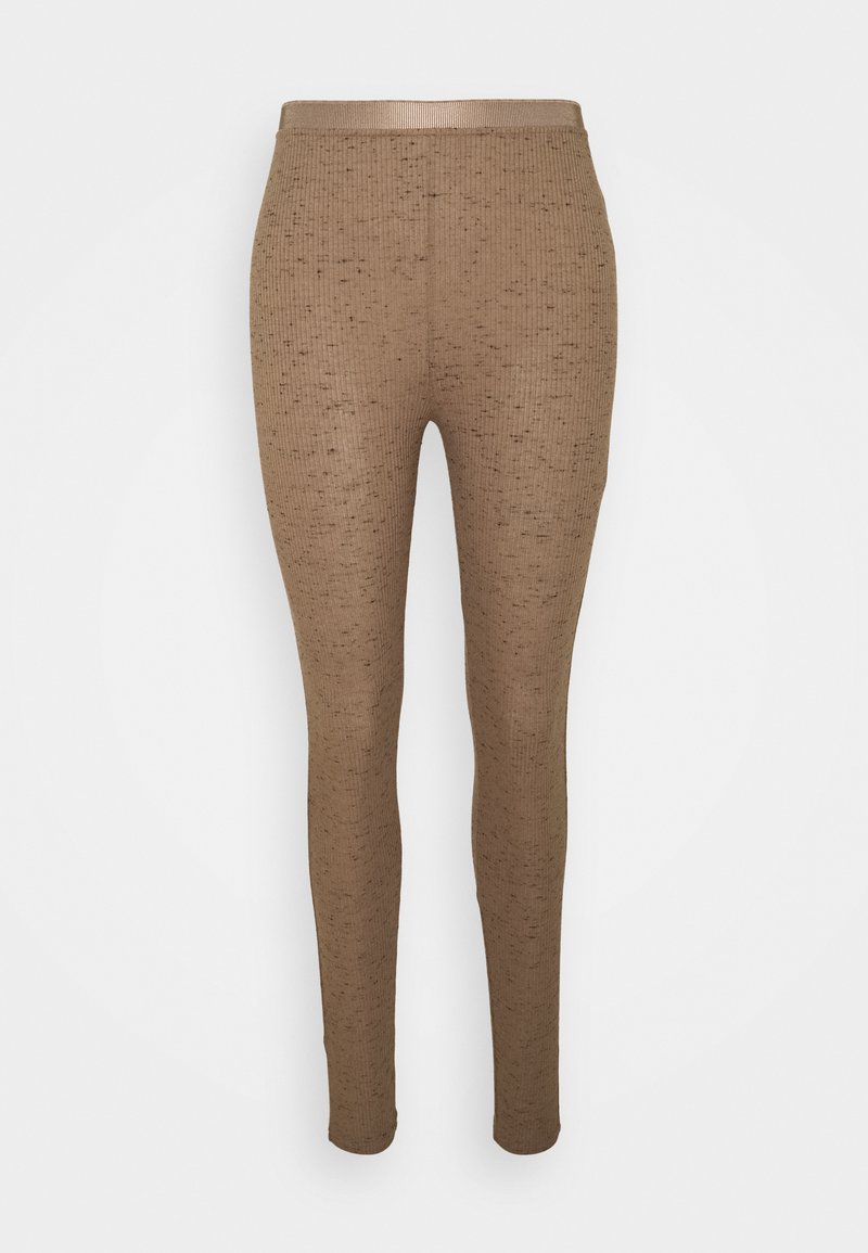 Geribbelde bruine leggings met een gladde tailleband. Kenmerken zijn een gemêleerd patroon met donkere vlekken, een aansluitende pasvorm en een enkellange uitvoering.