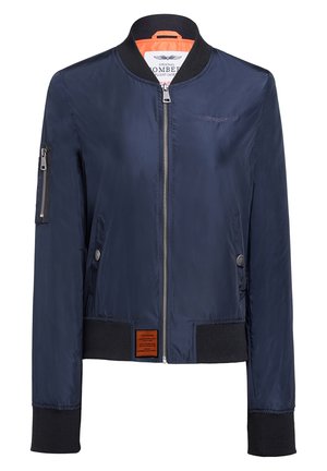 Giacca a bomber navy con zip frontale, polsini e orlo a costine. Presenta tasche laterali, foderata arancione e una patch vicino al fondo.