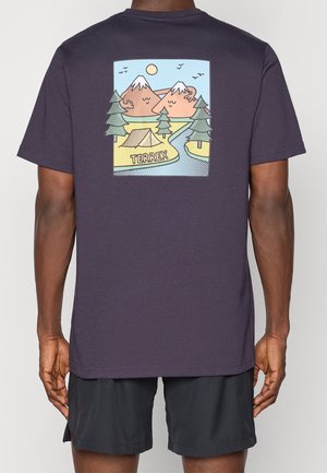 Dwa kreskówkowe góry z ramionami obejmujące namiot, drzewa, słońce, ptaki i rzekę oraz tekst "TERREX" na ciemnych plecach koszulki.