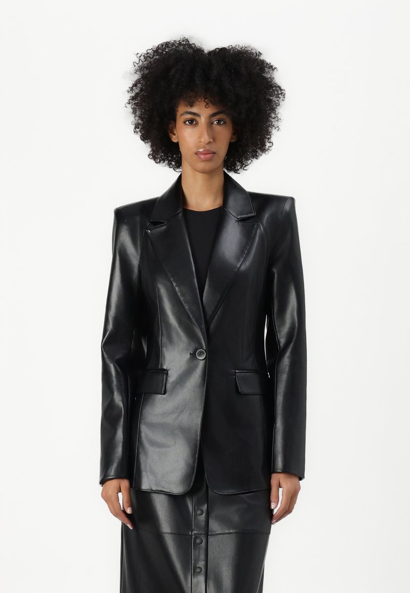 Blazer din piele neagră cu un design structurat, rever ascuțit, nasture frontal și buzunare laterale. Suprafața are o textură netedă și lucioasă.