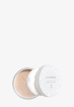 Envase de polvo suelto Lumene Sheer Finish con tapa blanca y borla para polvos sobre un fondo blanco.