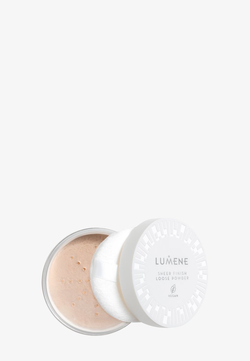 Lumene Sheer Finish løspudderbeholder med hvitt lokk og pudderpuff på hvit bakgrunn.
