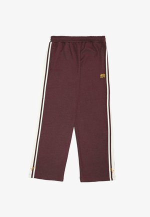 Burgundowe spodnie sportowe z białymi paskami po bokach, elastyczną talią i małym żółtym logo na dolnym lewym boku.