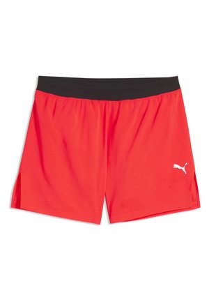 Jaskrawo czerwone sportowe szorty z czarnym paskiem w pasie, małymi rozcięciami po bokach, perforowaną tkaniną i białym logo Puma na dolnej lewej nogawce.