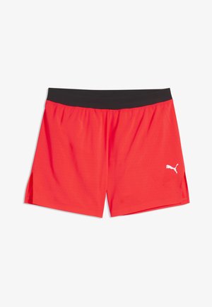 Felrode sportshorts met zwarte tailleband, kleine zijsplitten, geperforeerde stof en een wit Puma-logo op het onderste deel van de linker pijp.