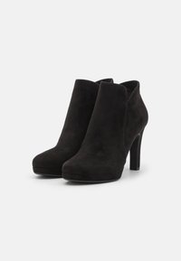 Schwarze Wildleder-Ankle-Boots mit hohem Stilettoblock, abgerundeter Spitze und glatter Textur. Verfügt über ein minimalistisches Design und keine sichtbaren Beschläge.