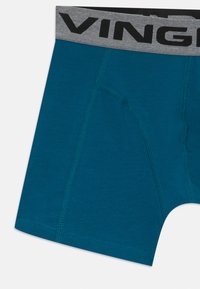 Menns teal boxer shorts med en grå midjebånd med svart tekst. Materialet ser glatt ut med sømdetaljer på sidene.