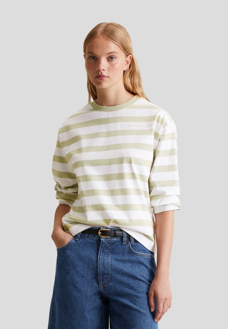 Gestreepte sweatshirt met lange mouwen in lichtgroen en wit, met een ronde halslijn en opgerolde mouwen. Gecombineerd met blauwe denim jeans.