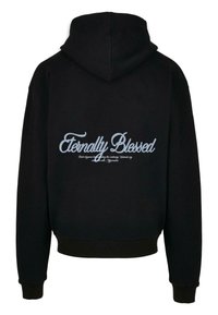 Svart hettegenser med stor, stilisert "Eternally Blessed" trykk på ryggen i lys blå. Laget av mykt stoff med en avslappet passform.