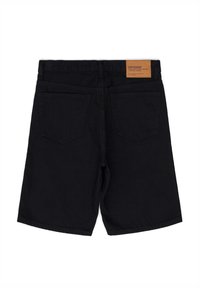 Shorts de mezclilla negra con dos bolsillos traseros, una etiqueta de cuero en la cintura y un diseño de corte recto. Textura mate, acabado ajustado.