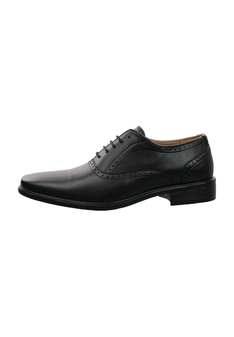 Zapato de vestir negro de cuero para hombre con punta afilada, costuras detalladas y cinco ojetes para los cordones. Textura suave y un tacón bajo.