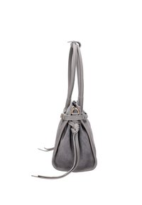 Borsa a mano in pelle grigia con una morbida texture in suede, forma arrotondata e chiusura con zip. Presenta doppi manici e un accentuante decorativo in oro.